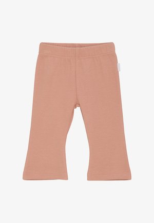 Miękkie, różowe, ribbedowe spodnie dla maluszka z elastycznym pasem i lekko rozszerzanymi nogawkami, z małą białą metką marki po boku.
