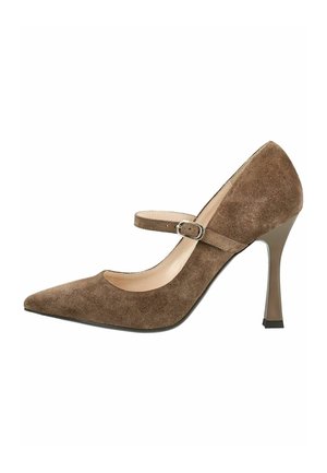 Bruine suède pumps met spitse neus, hoge hak, enkelriem en zilveren gesp op een witte achtergrond.