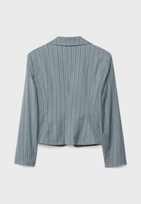 Blazer gris à fines rayures, à la coupe ajustée, manches longues, col cranté et ourlet arrière court. Fabriqué à partir d'un tissu texturé.