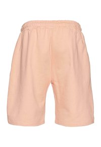 Shorts en coton rose clair avec une taille élastique, présentant une coupe décontractée et sans poches, texture lisse et ourlets simples.