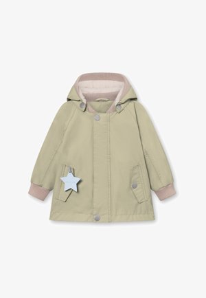 Hele roheline jakk kapuutsi ja roosa soonikkoesega voodriga, nupud, kaks küljetaskut ja dekoratiivne tähe silt küljes.