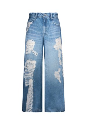 Jeans denim blu a gamba larga con vita alta, strappi e bordi sfrangiati che lasciano intravedere un tessuto in pizzo bianco sottostante.