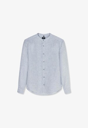 Hellblaues, langärmeliges Hemd mit engem Kragen und subtiler Struktur, flach liegend mit geschlossenen Knöpfen auf weißem Hintergrund.