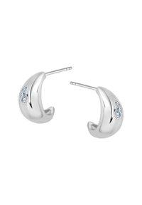 Srebrne kolczyki o zakrzywionym kształcie, z przezroczystym, w kształcie gruszki kamieniem osadzonym po jednej stronie. Gładka tekstura i wypolerowane wykończenie.