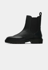 Must musta ankle'iga mustad nahast saapad elastsete külgpaneelidega, dekoratiivsete perforatsioonidega ja robustse kummitaldaga. Tagaküljel on tõmbenöör.