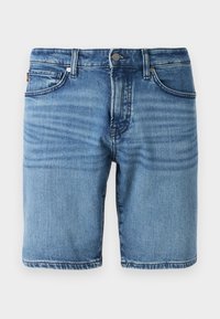 Short en jean bleu avec bouton à l'avant, fermeture éclair, passants de ceinture et style cinq poches sur fond blanc.