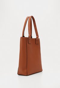 Bruine leren totebag met een textuur oppervlak, rechthoekige vorm en dubbele handgrepen; beschikt over zwarte biezen langs de randen.