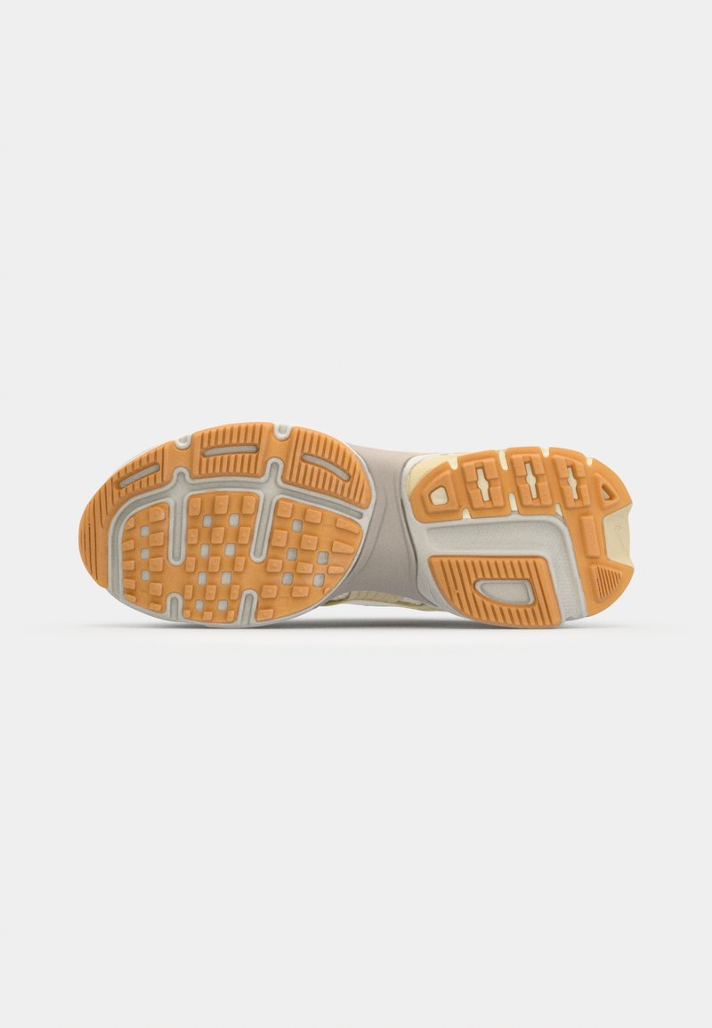 Schuhsohle aus strukturiertem Gummi mit beigem Obermaterial. Orangefarbene Akzente und ein gemusterter Profil bieten Halt und Stabilität.