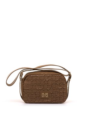 Bolso pequeño marrón cruzado con parte delantera de cuero texturizado y fruncido, placa con logo dorado, correa ajustable y cierre de cremallera.