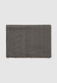 Coperta tessuta grigia a motivo a spina di pesce con bordi frangiati, che presenta una superficie testurizzata e una forma rettangolare.