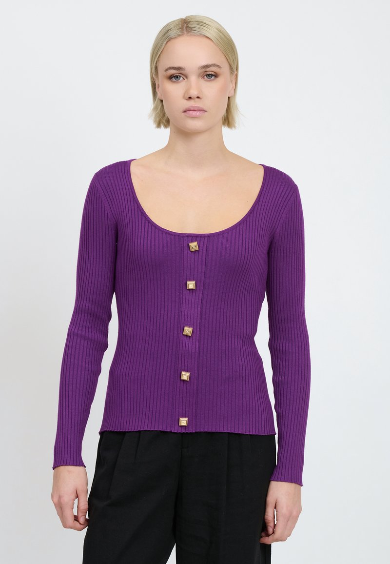 Lila, langärmliges Oberteil mit geripptem Design, das einen Rundhalsausschnitt und fünf goldene quadratische Knöpfe auf der Vorderseite aufweist. Enganliegender Schnitt mit strukturiertem Stoff.