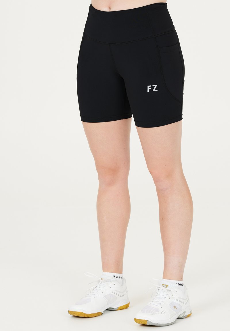 Svarta träningsshorts med hög midja, försedda med sidofickor och en vit "FZ"-logotyp på framsidan. Slät, elastisk tyg.