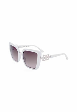 Occhiali da sole quadrati bianchi oversize con lenti scure sfumate e dettagli a catena d'argento sulle aste.