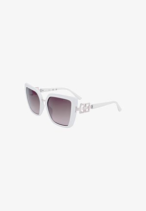 Occhiali da sole quadrati bianchi oversize con lenti scure sfumate e dettagli a catena d'argento sulle aste.