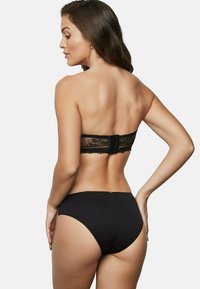 Zwart lingerieset met een kanten bandeau-top met een haaksluiting en bijpassende hoge taille slipjes, die een gladde stof en een naadloos ontwerp aanvraagt.
