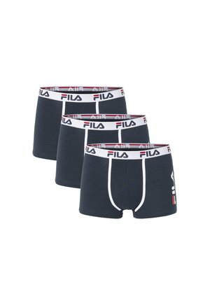 Trois paires de boxers noirs pour hommes avec bordure blanche et ceintures élastiques blanches avec le logo FILA en noir et rouge.