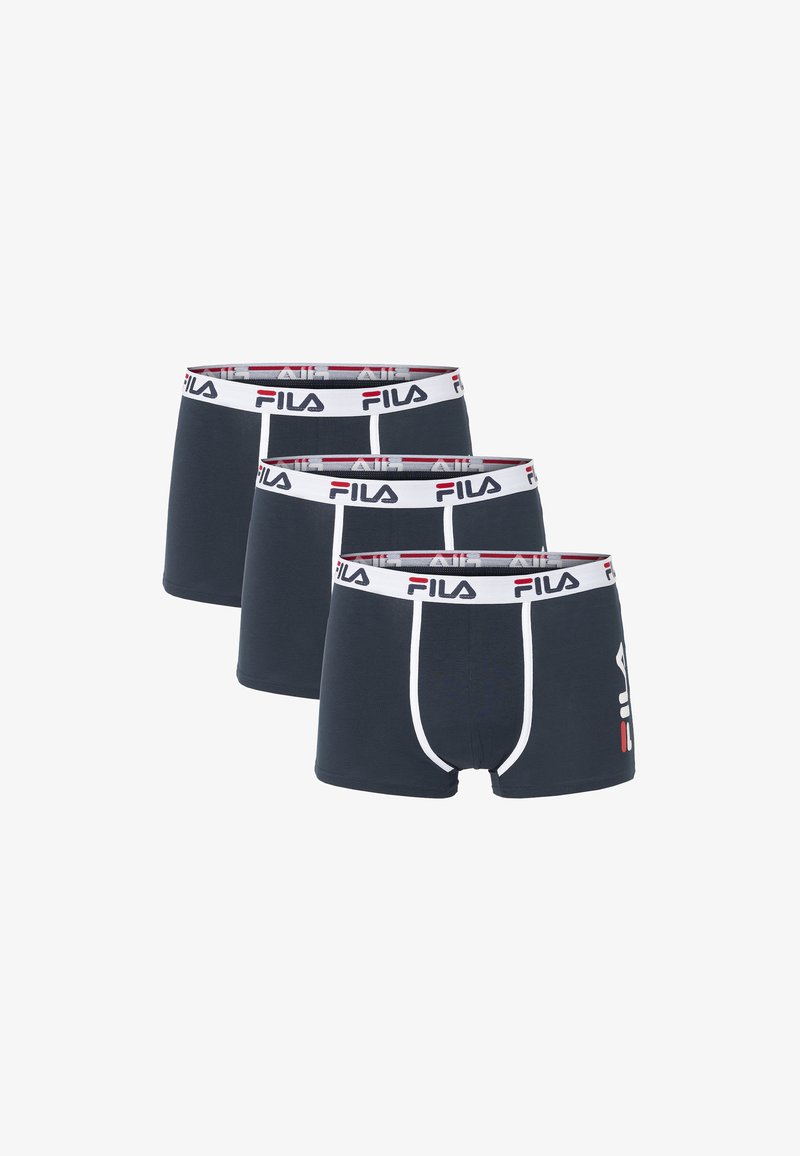 Trois paires de boxers noirs pour hommes avec bordure blanche et ceintures élastiques blanches avec le logo FILA en noir et rouge.