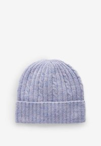 Bonnet en tricot de couleur lavande pâle, présentant un design côtelé avec un motif en câble texturé. Matière douce et extensible avec un revers replié.