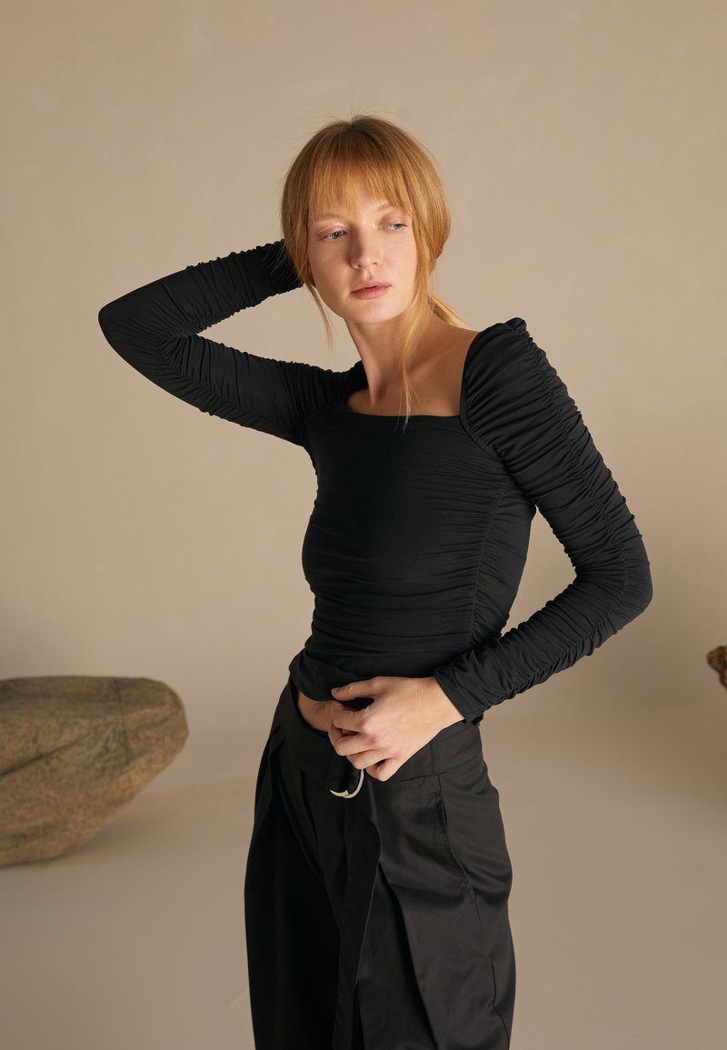 Zign Studio - TENCEL ™ SQUARE NECK RUCHED TOP - Majica z dolgimi rokavi - black, Povečajte