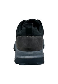 Schwarzer Sportschuh mit einer synthetischen Lederpartie hinten, textilem Obermaterial, grauer Gummisohle, genähten Akzenten und einem Zugband hinten für einfaches Anziehen.