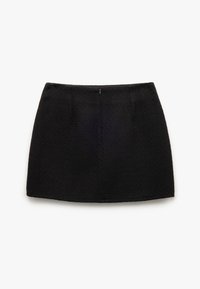 Zwarte mini-jurk gemaakt van textuurstof, met twee voorplooien en een achterste ritssluiting. Eenvoudig, recht ontwerp zonder extra accenten.