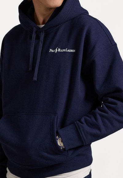 Modra kapuca iz mehkega blaga, z sprednjim žepom, kapuco s vrvico in izvezenim logotipom "Polo Ralph Lauren".
