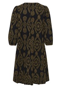 Melna kleita ar smalkām zelta izšuvumiem, ar brīvu piegriezumu un trīs ceturtdaļu piedurknēm, kas izceļ ziedu un ģeometrisko rakstu.