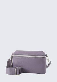 Borsa a tracolla in pelle viola con finitura testurizzata, forma rettangolare, chiusura con zip argentata e tracolla regolabile.