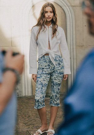 Guess, PRINTED CAPRI PANT - Shorts - put breeze dream