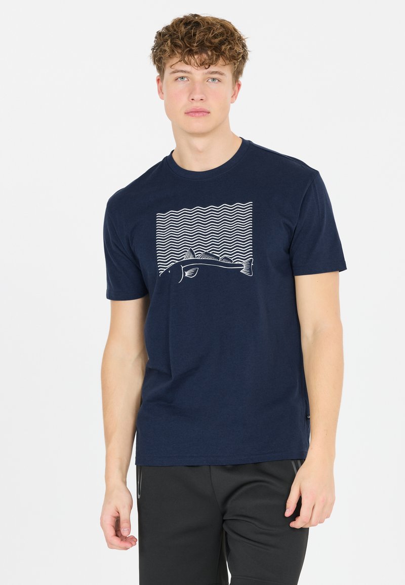 Marinblå bomullströja med en vit grafik av en fisk ovanför vågiga linjer. Korta ärmar och rund halsringning, standard passform.