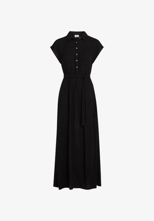 Robe maxi noire avec col à revers, manches courtes, fermeture boutonnée à l'avant, ceinture à la taille et texture lisse.