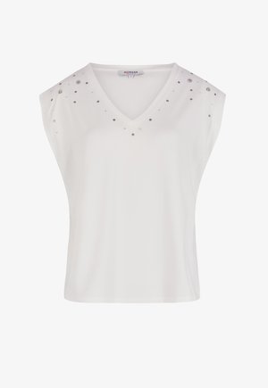 Hvid ærmeløs top med V-hals, prydet med sølv pynt omkring halsudskæringen, lavet af et glat og blødt stof.