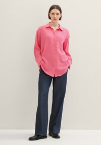 TOM TAILOR OVERSIZED MIT STRUKTUR - Button-down blouse - carmine pink