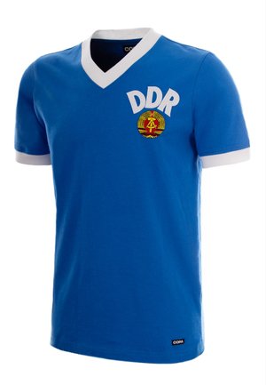 Blaues Kurzarm-V-Neck-Shirt mit weißem Kragen und Bündchen, „DDR“-Aufschrift und ostdeutschem Emblem auf der Brust, Copa Markenetikett am Saum.