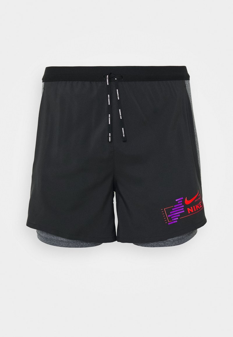 Shorts de sport noirs et gris superposés avec une taille réglable à cordon et un logo Nike rouge et violet sur la jambe droite avant.