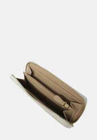 Portafoglio con zip con un morbido interno beige, dotato di scomparti per carte, una tasca centrale con zip e un esterno di un leggero texture. Materiale durevole con dettagli dorati.