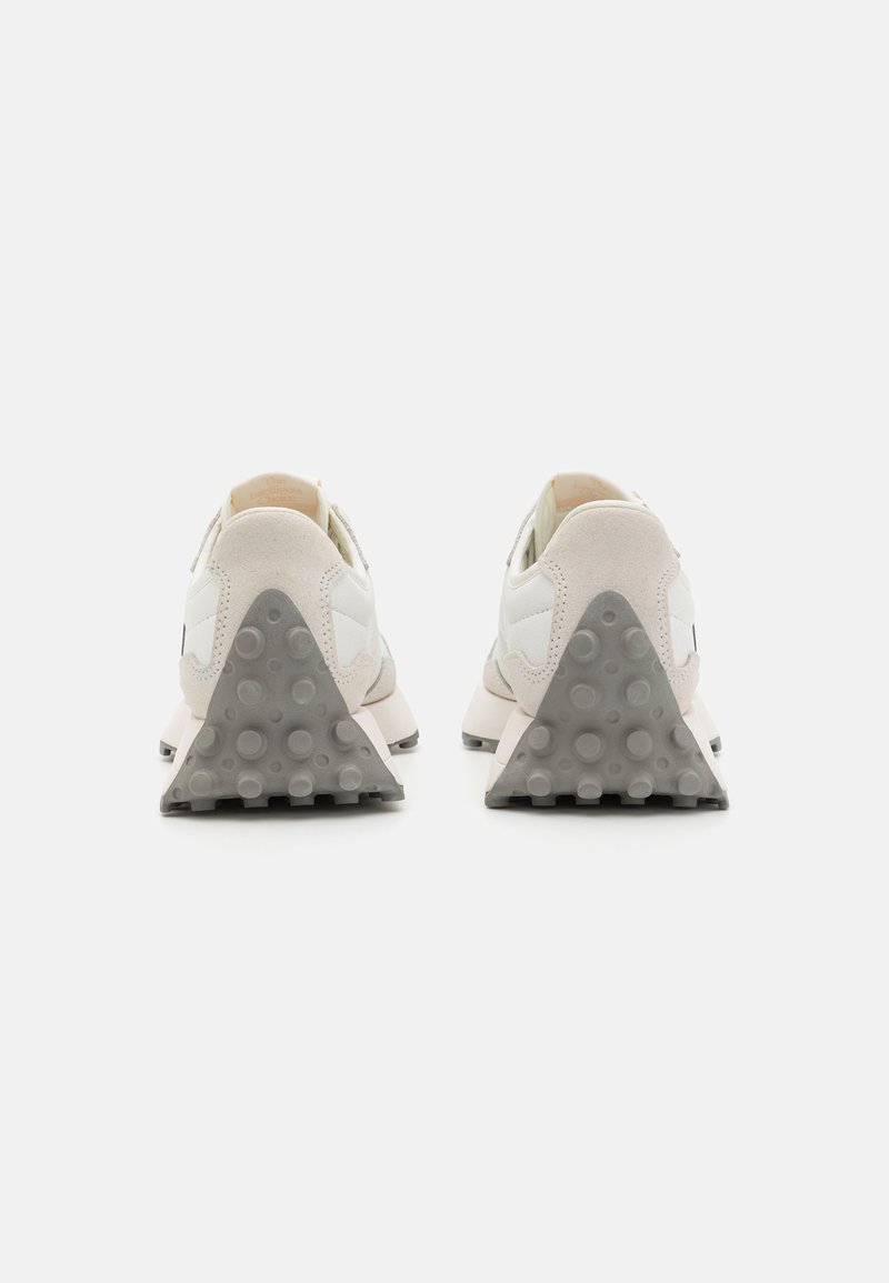 Weiße und beige Sneakers mit strukturiertem Finish, ausgestattet mit einer dreieckigen grauen Außensohle und einem glatten Obermaterial mit subtilen Stickdetails.