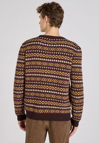 Strickpullover mit einem mehrfarbigen geometrischen Muster in Dunkelbraun, Senfgelb und Bordeaux, ausgestattet mit gerippten Bündchen und Saum.