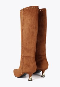 LOLA CASADEMUNT Botas - tobacco
