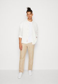Scotch & Soda SHIRT WITH SLEEVE ROLL-UP - Camisa - white