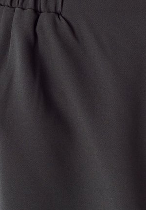 Tmavá tkanina s jemnou texturou, s nařaseným detailem v pase. Hladký povrch, bez viditelných vzorů nebo akcentů.