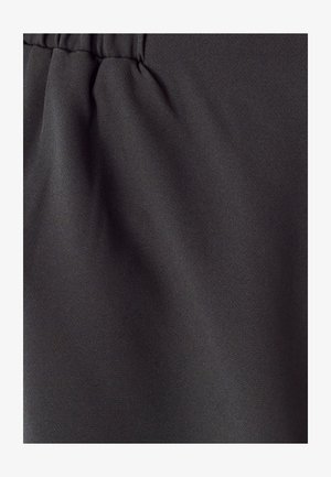 Dunkler Stoff mit weicher Textur, der an der Taille eine geraffte Detail aufweist. Glatte Oberfläche, keine Muster oder Akzente sichtbar.