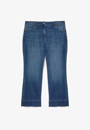Denim capribukser i mellemblå med lige ben, fem lommer og knaplukning. Har en syet kant og diskret falmning.