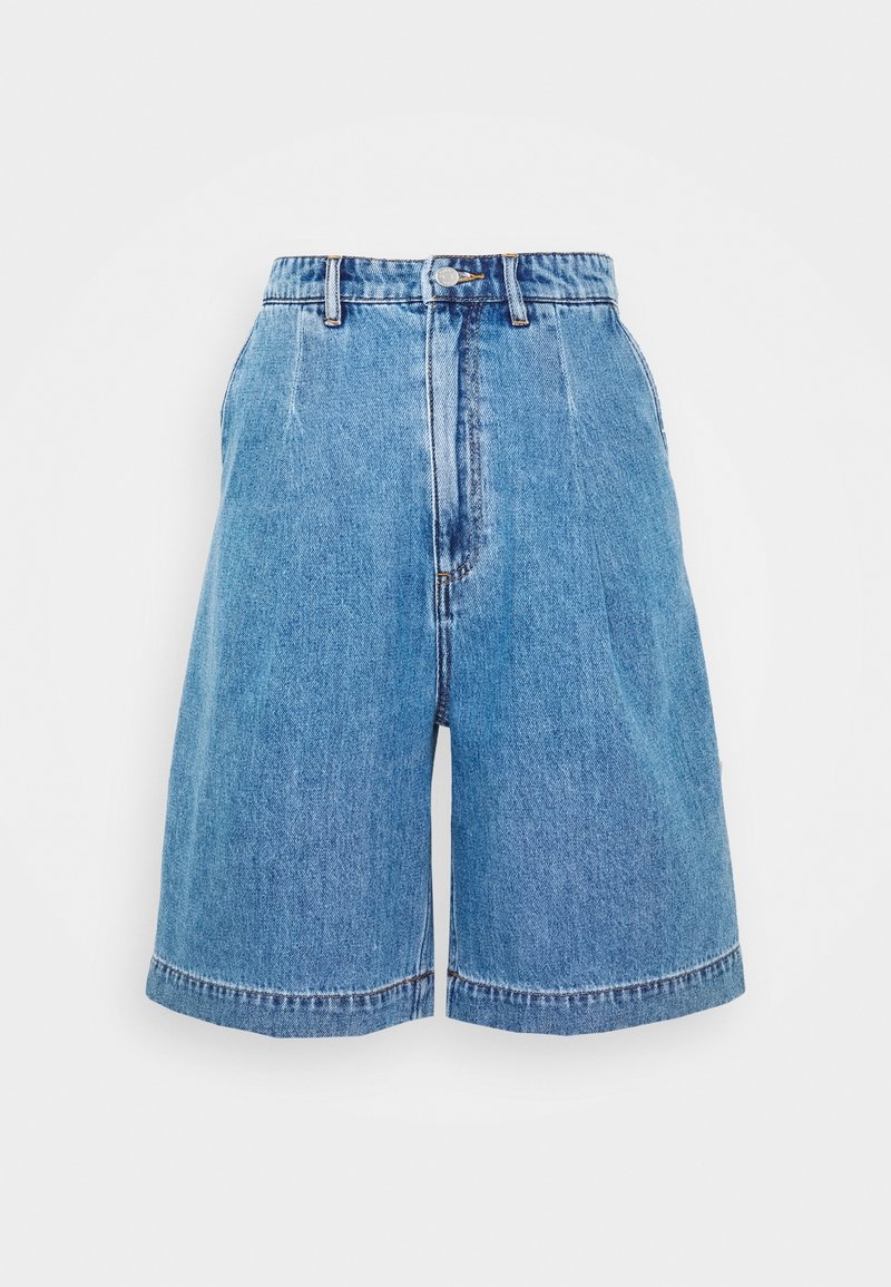 Džínové šortky v světle modré barvě, s vysokým pasem, širokými nohavicemi a dokončené čistým lemem a diskrétními šicími detaily.