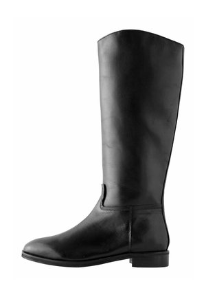Bota de cuero negra hasta la rodilla con tacón bajo, punta redondeada y costuras mínimas, mostrada de lado sobre un fondo blanco.