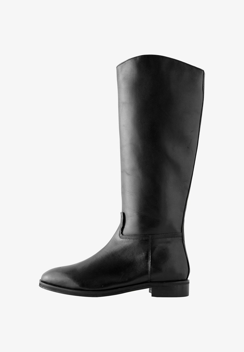 Stivale nero in pelle fino al ginocchio con tacco basso, punta arrotondata e cuciture ridotte al minimo, mostrato di lato su uno sfondo bianco.