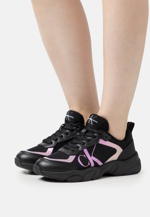Scarpe da atleta nere con accenti rosa, realizzate in materiali mesh e pelle, punta arrotondata e logo CK ben visibile sul lato.
