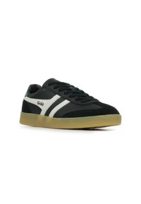 Czarne sportowe sneakersy z białymi paskami i zielonym akcentem, z zamszową cholewką, okrągłym noskiem oraz przezroczystą gumową podeszwą.