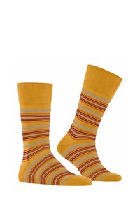 Gelbe Socken mit dünnen Streifen in Rot, Orange und Grau. Gestrickte Textur mit einem gerippten Bündchen und einer verstärkten Ferse und Zehen.