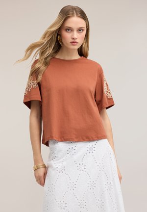 Motivi, T-SHIRT CON RICAMI FLOREALI - T-Shirt print - marrone